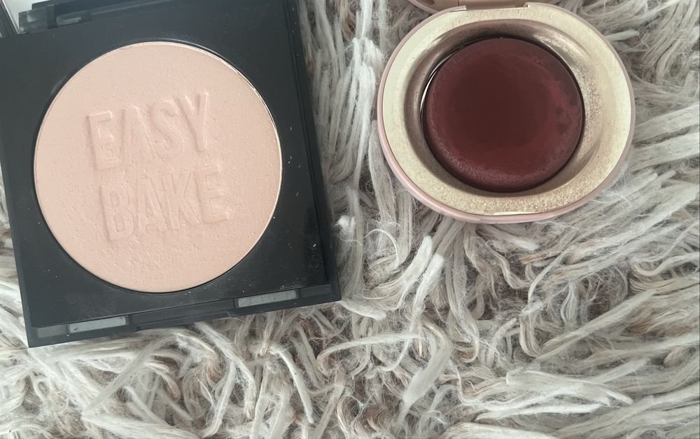 Zestaw: huda beauty easy bake, rare beauty roz kremowy