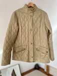 Kurtka Barbour Flyweight Cavalry w piaskowo złocistym kolorze | 44