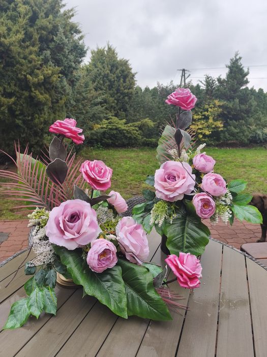 Kompozycje nagrobne kwiaty sztuczne na cmentarz