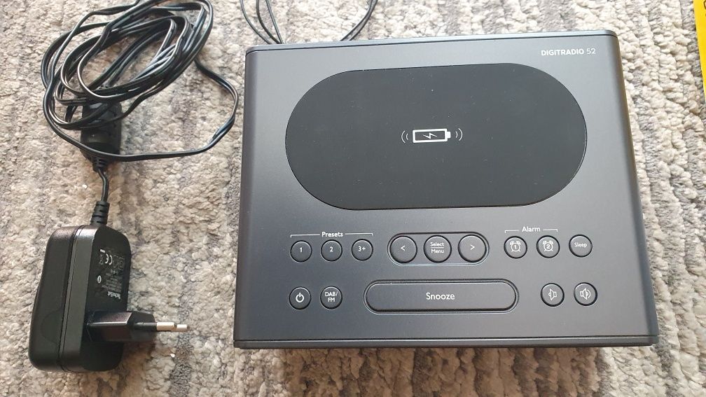 Radiobudzik Digitradio 52 DAB z ładowarką indukcyjną