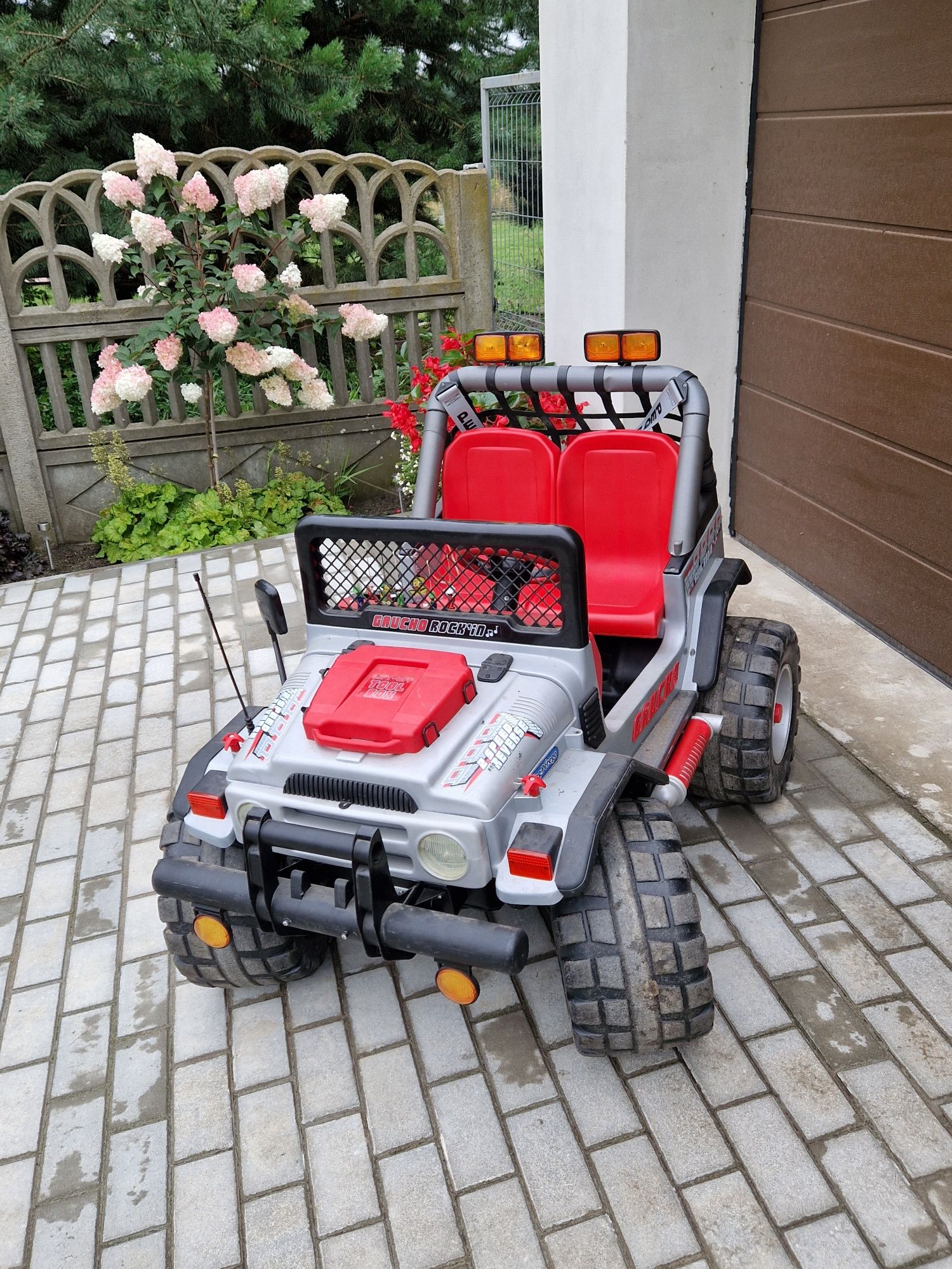 Peg Perego Quad dziecięcy dwuosobowy napędzany akumulatorem 12V