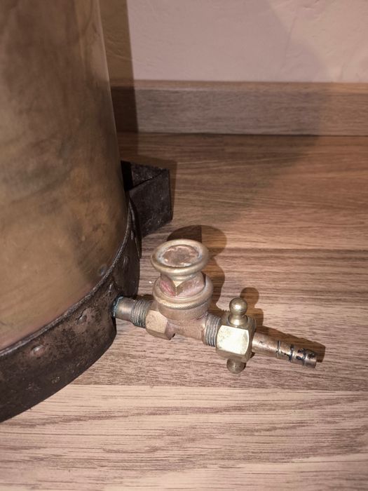 Pulverizador antigo em latão.