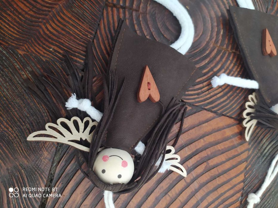 Aniołki : skórzano-drewniano-bawełniane