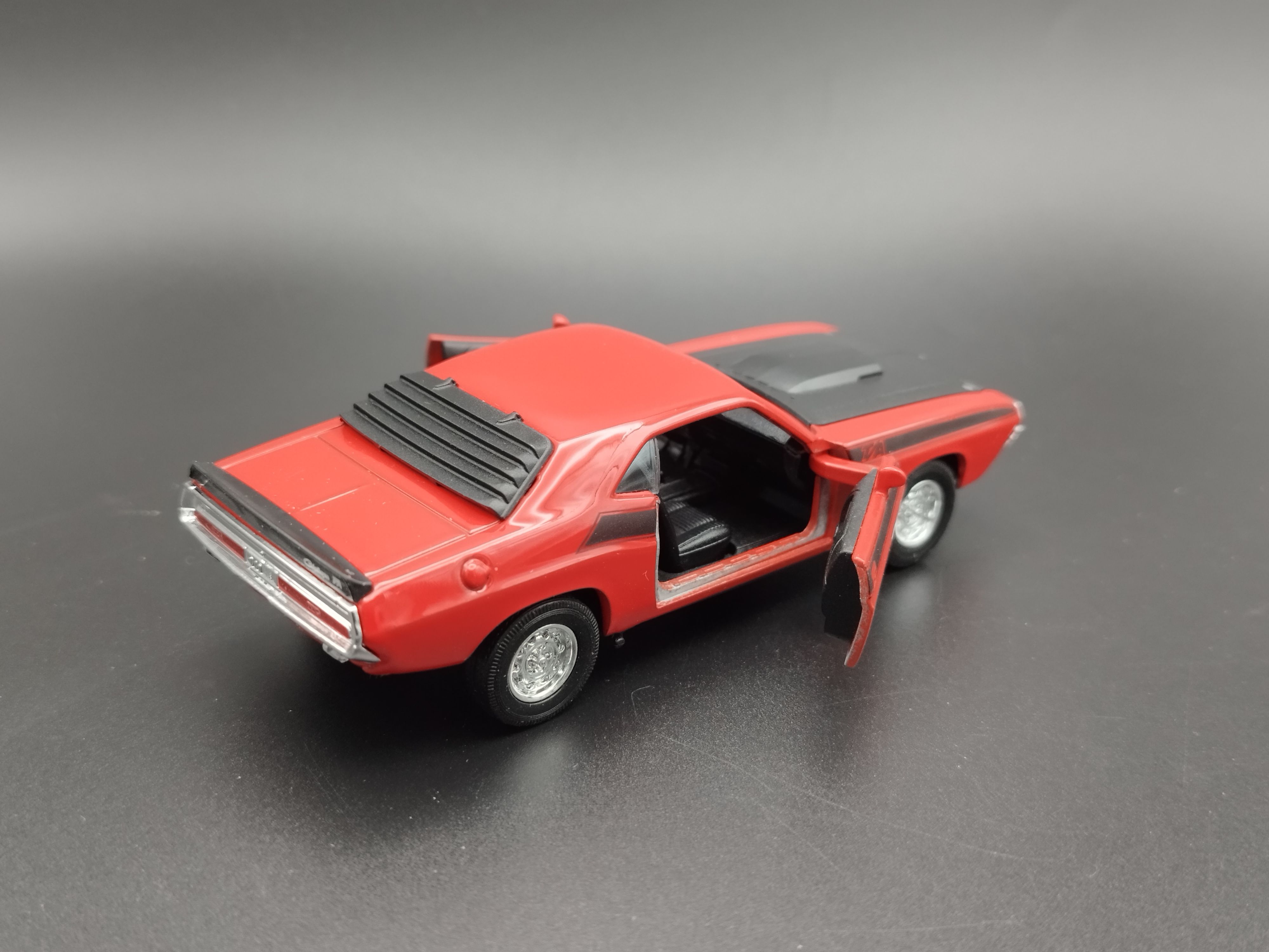 Skala ok.1:34-39 Dodge Challenger T/A 1970 model