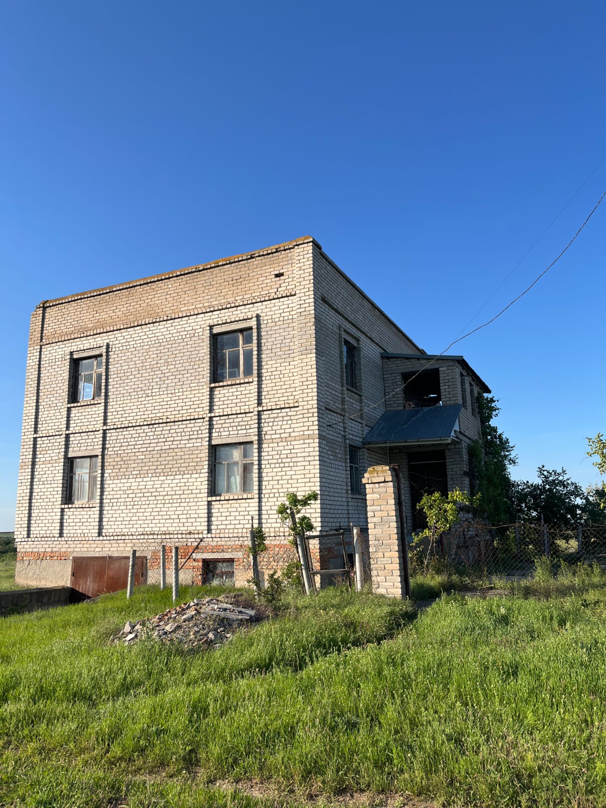 Продається 2поверховий будинок з присадибною ділянкою у 12 соток