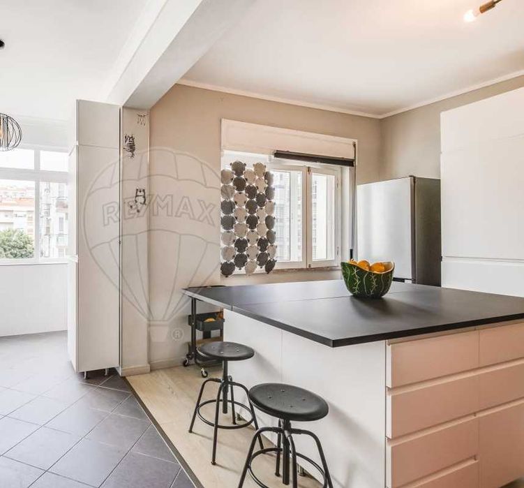 Ilha composta por 4 moveis com gavetas e tampo composto por 2 bancadas