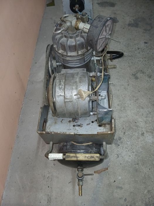 Продам  компресор 220в