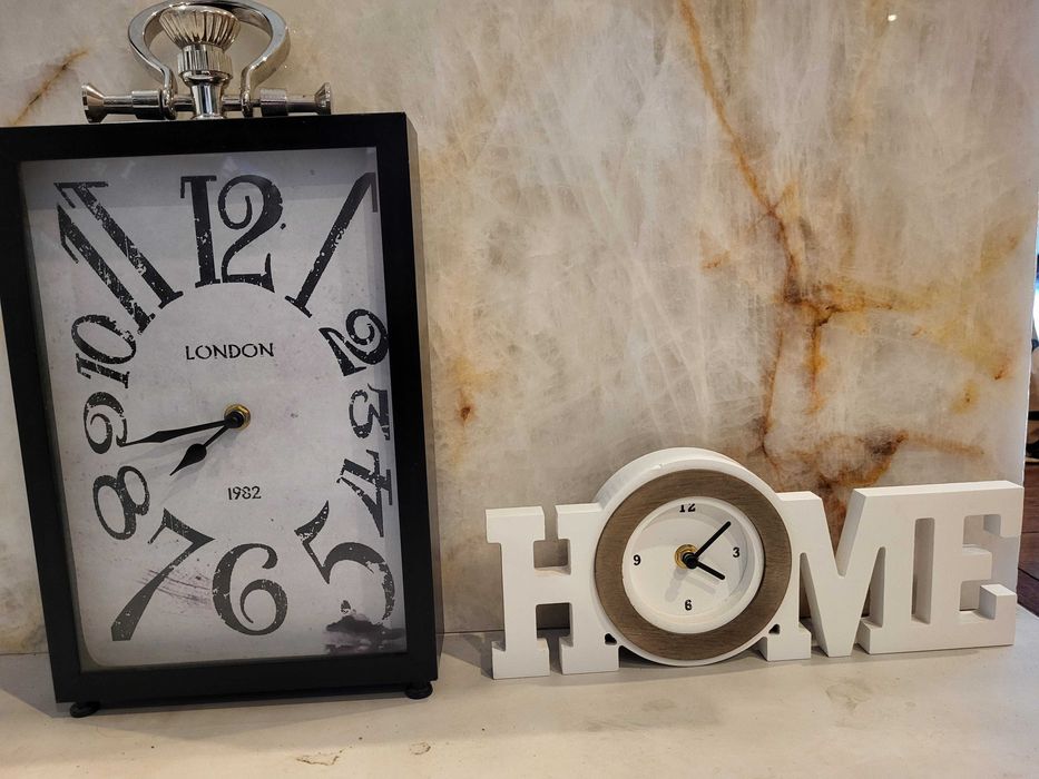 Zegary stojące czarny i biały