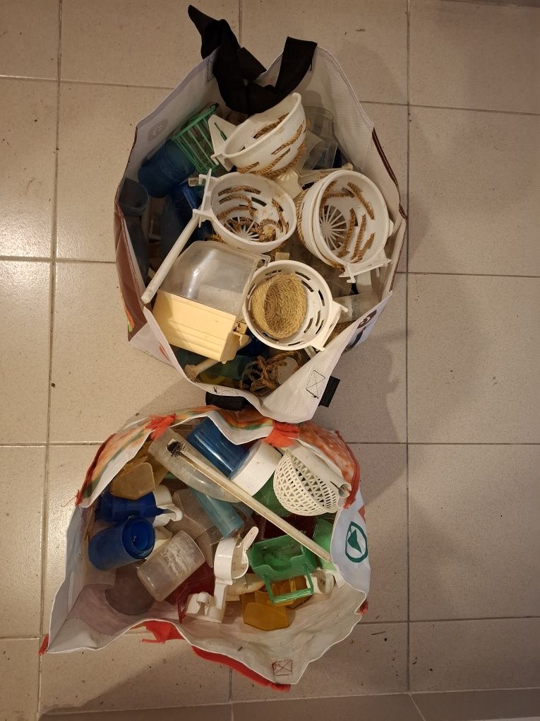 Gaiolas e diversos materiais para aves.