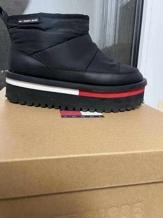 Продам Угги Б/У , одевала пару раз , Причина продажи: малы размер 39