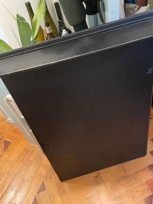 Placa metálica preta