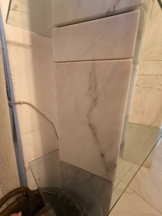 móvel mármore com prateleiras de vidro