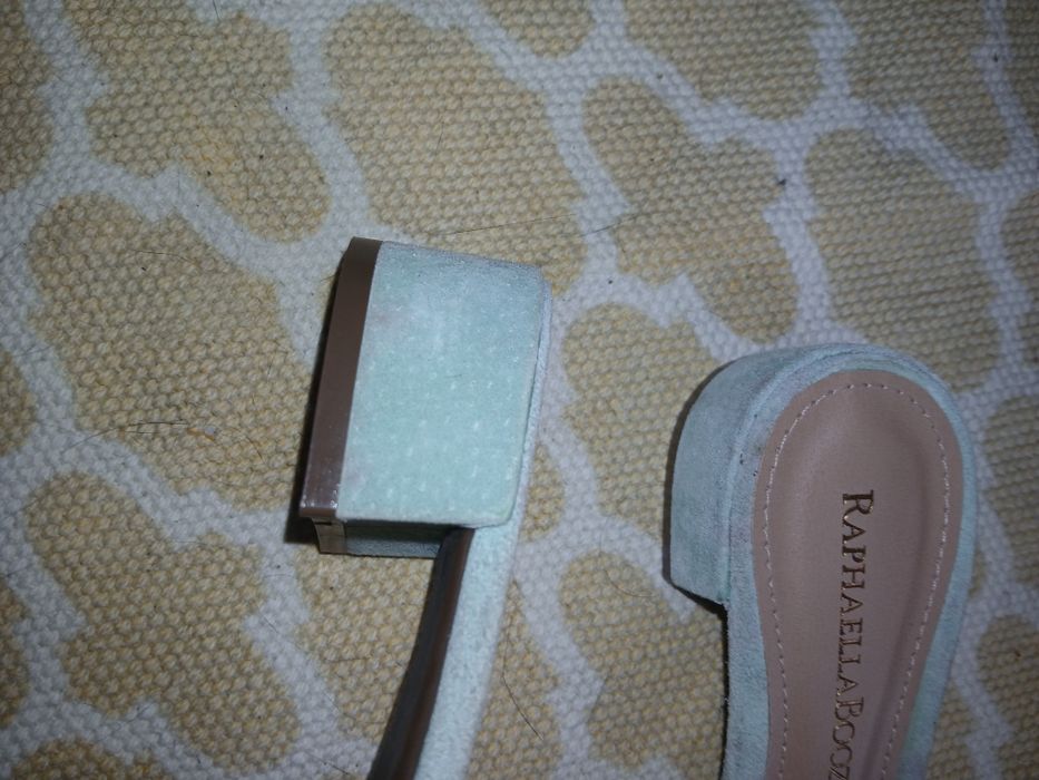 Sandalias com perolas azul claro camurcite