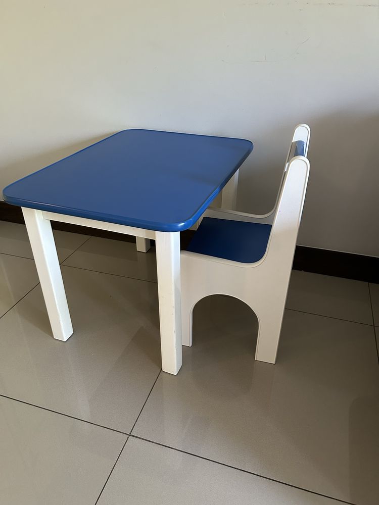 Piekny stolik dla dziecka i krzeselko w komplecie.