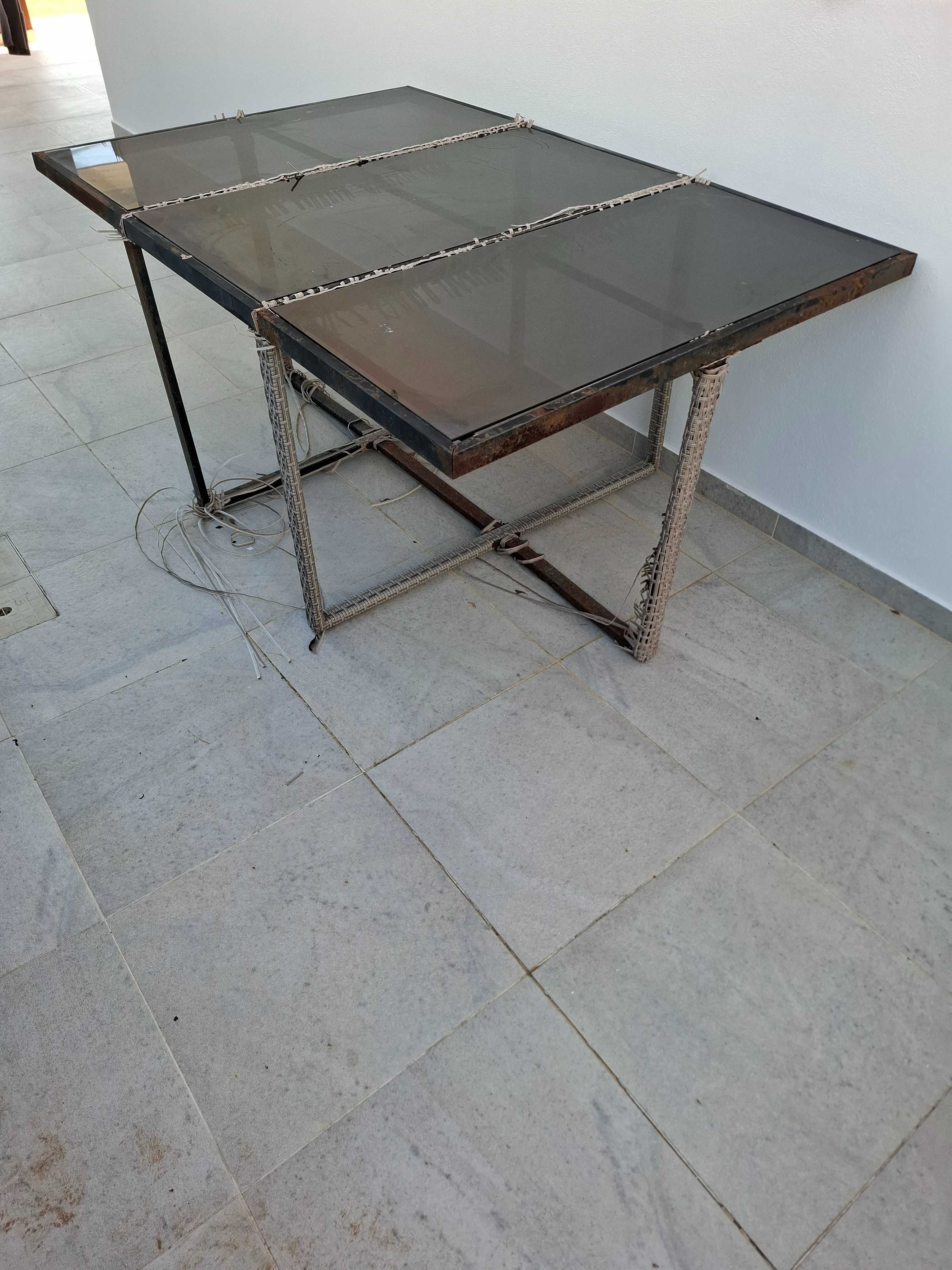 Mesa exterior preta