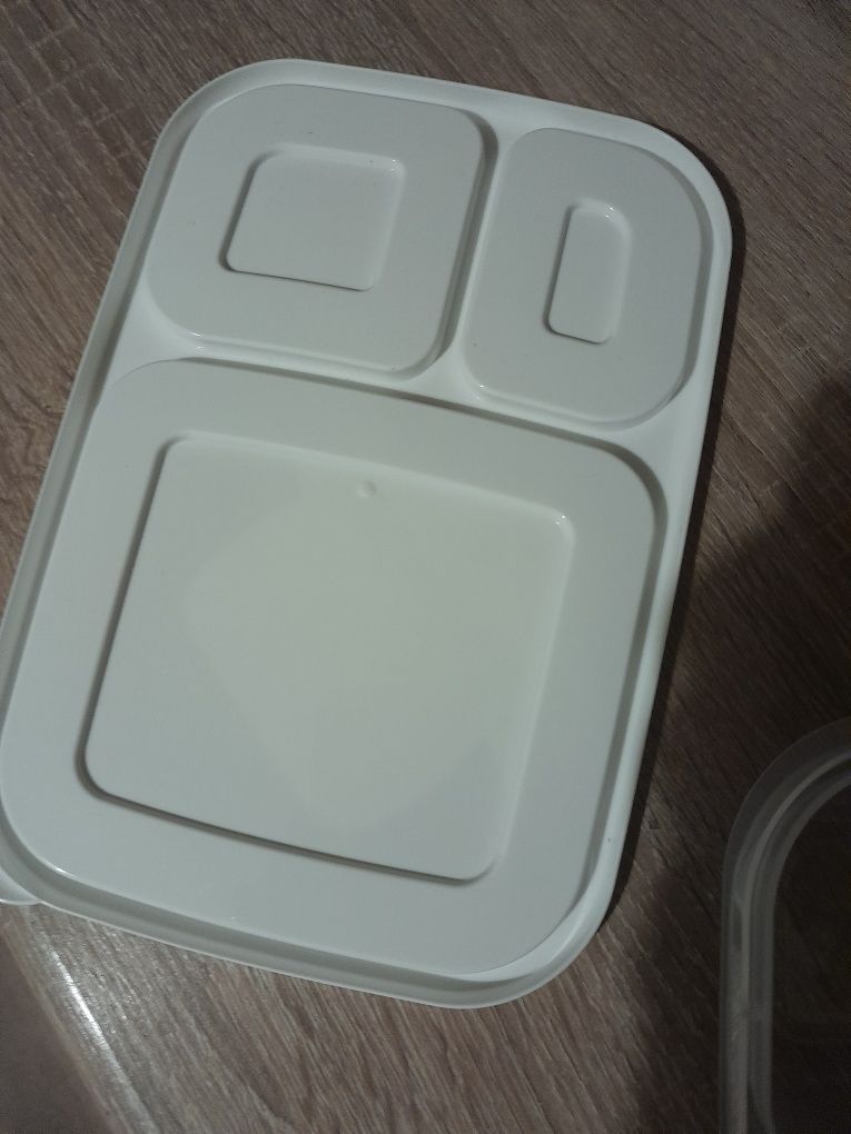 Sprzedam plastikowy pojemnik