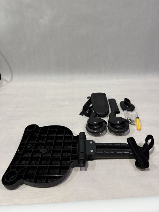 Dostawka do wózka z siedziskiem i kółkami – dla starszego dziecka