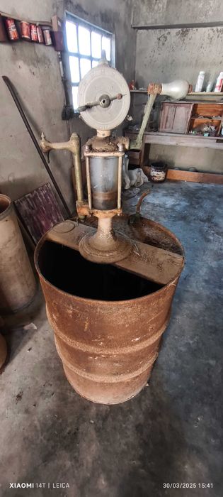 Bomba antiga manual de petróleo da marca Ralha