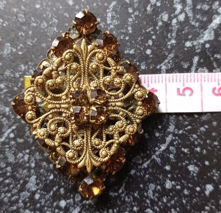 Брошь с  инкрустацией металлом и серьги  оригинальные