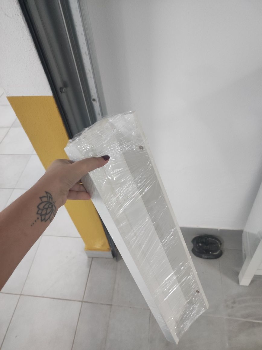 Conjunto de três prateleiras brancas IKEA