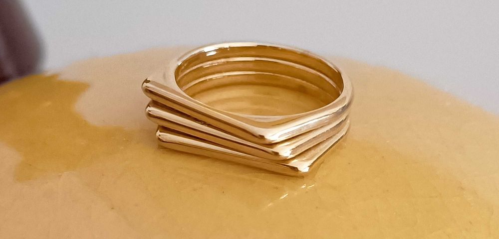 Anel em aço dourado.