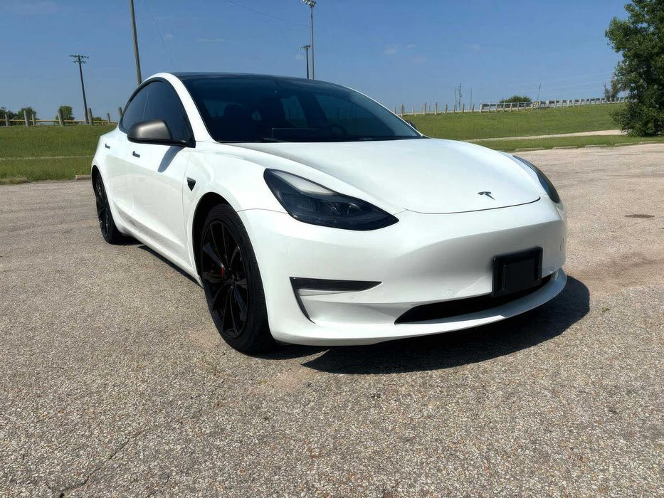 Tesla Model 3      2021