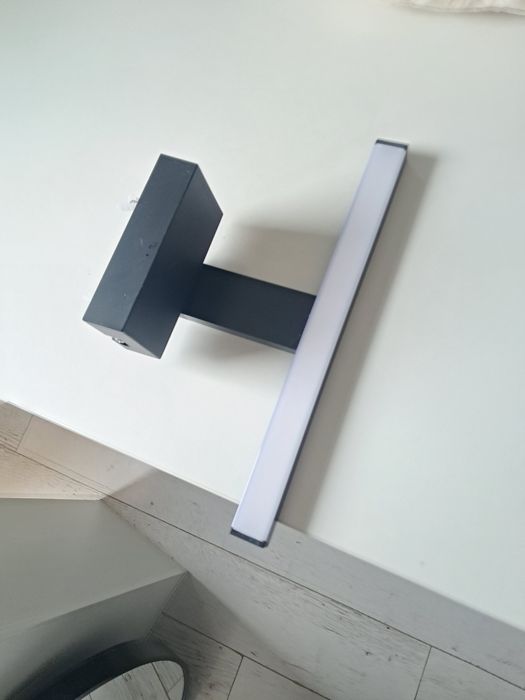 Lustro i lampa nad lustro