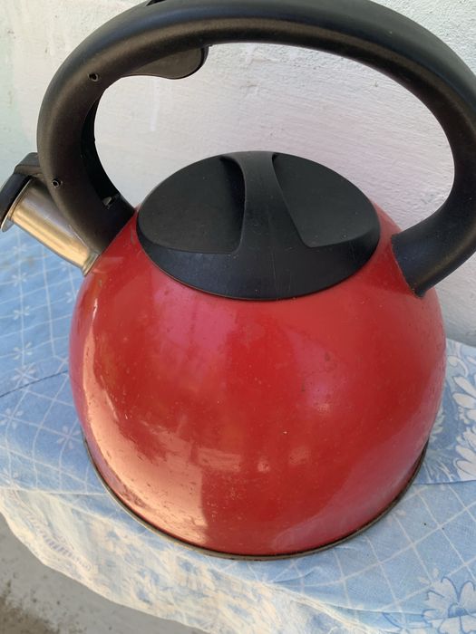 Продам чайник красного цвета в хорошем состоянии