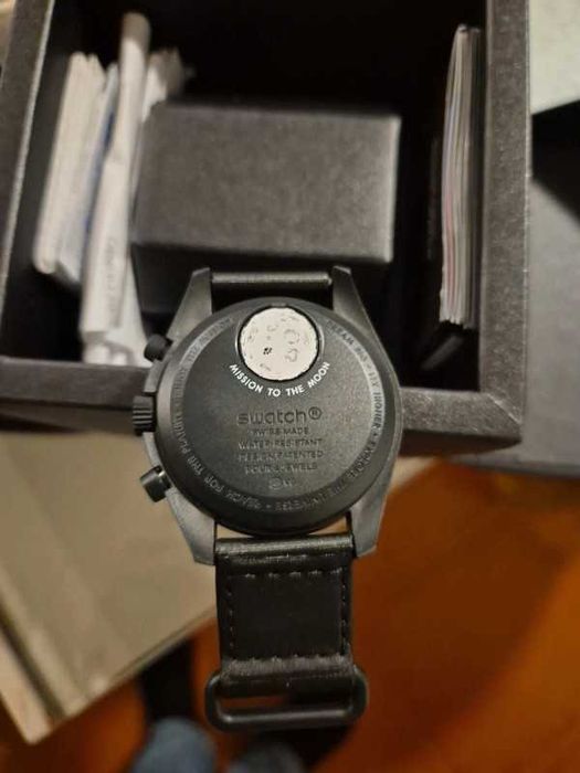 Omega x Swatch SO33W700 Snoopy: Faza Księżyca z Snoopym