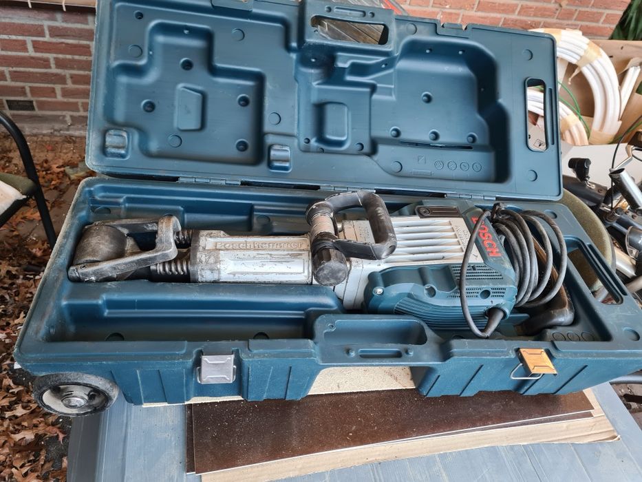 Młot wyburzeniowy Bosch GSH 16-28 w walizce
