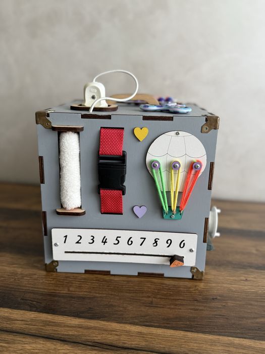 Бізікуб. Розвиваючі іграшки