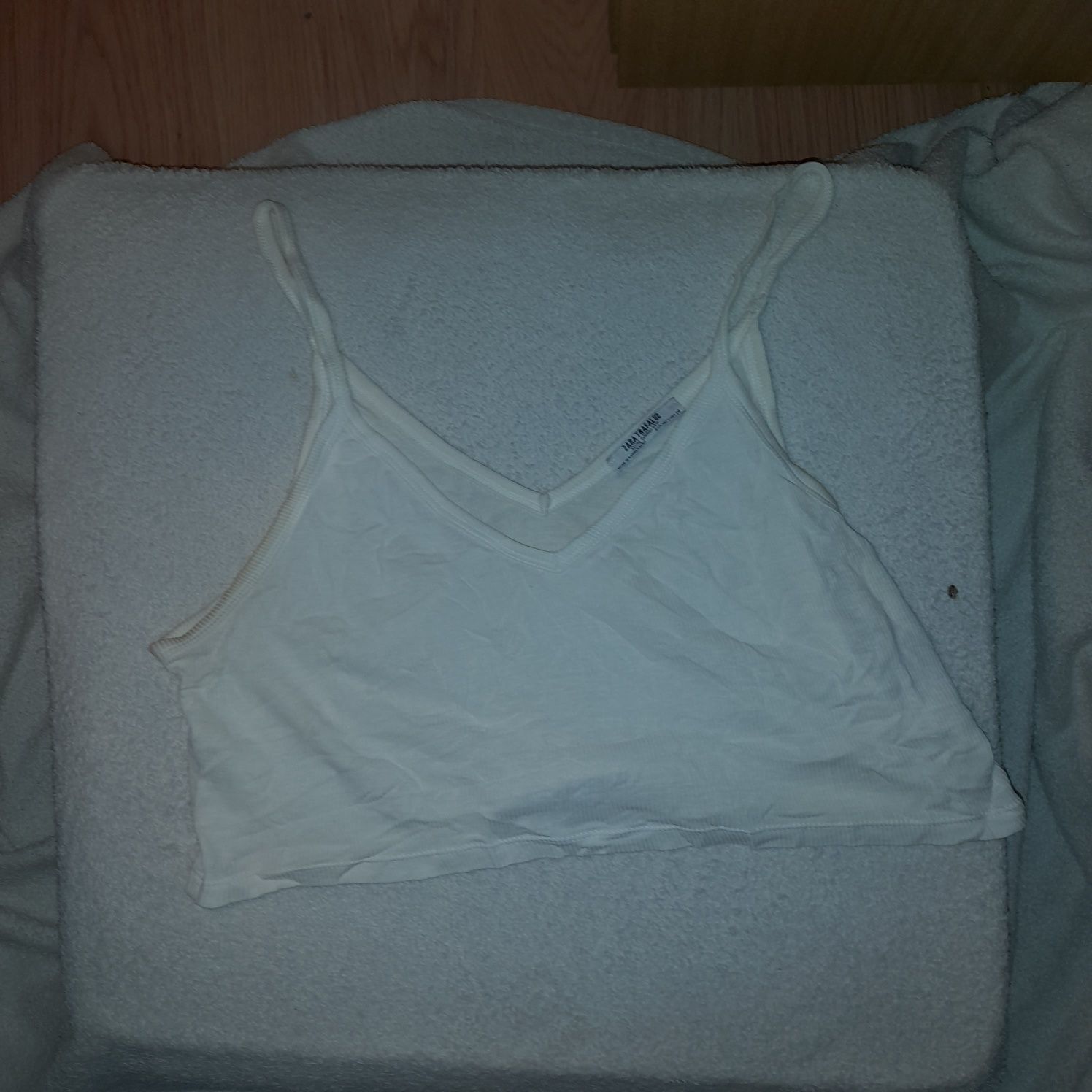 Top branco, formato de V