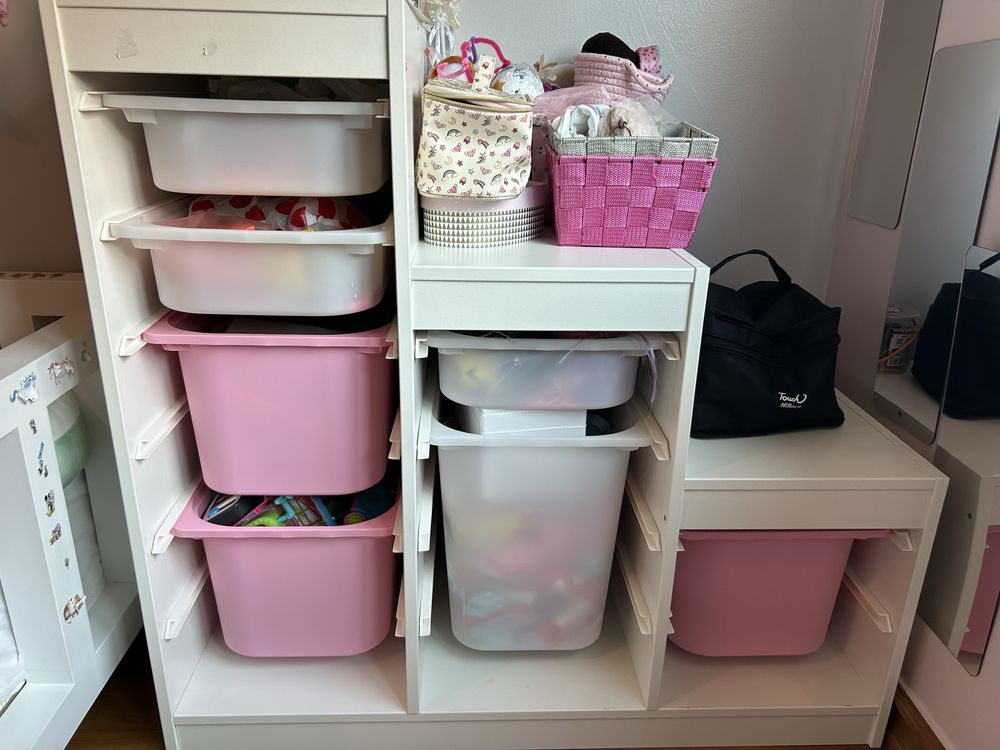 Movel Ikea com caixas de arrumação