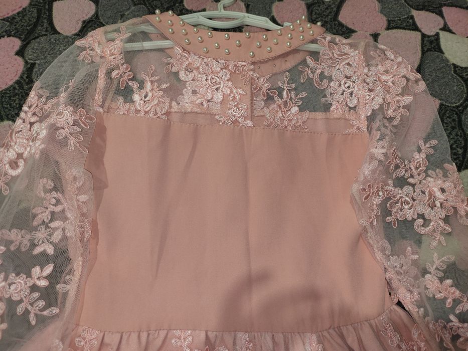 Шикарное платье с кружевами