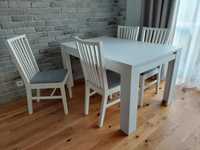 Biały drewniany stół z krzesłami