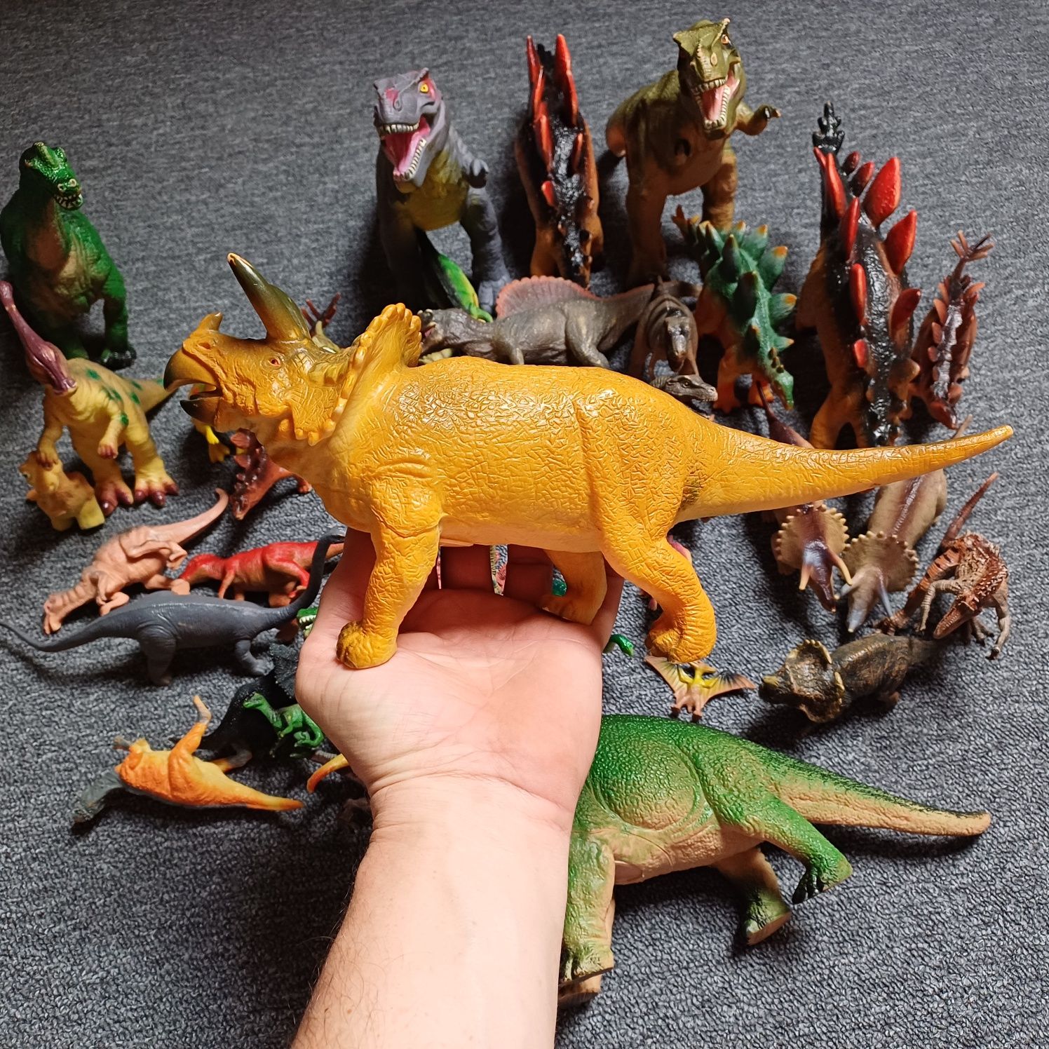 Dinozaury zabawki