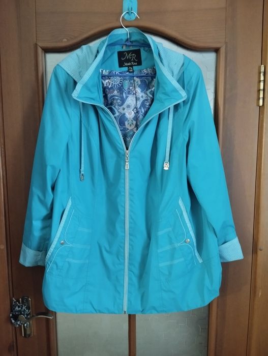 Продам курточку типа ветровки.Размер 58,