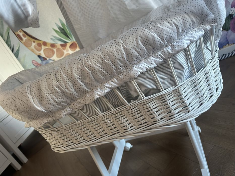 Wiklinowy kosz mojzesza z baldachimem na kolkach