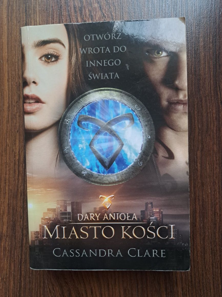 Cassandra Clare, Dary anioła, Miasto kości