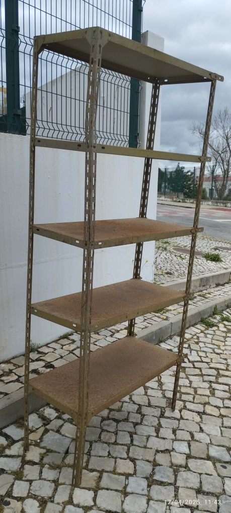 Estante metálica com 5 prateleiras, 1,95x91x40. Em Loulé.