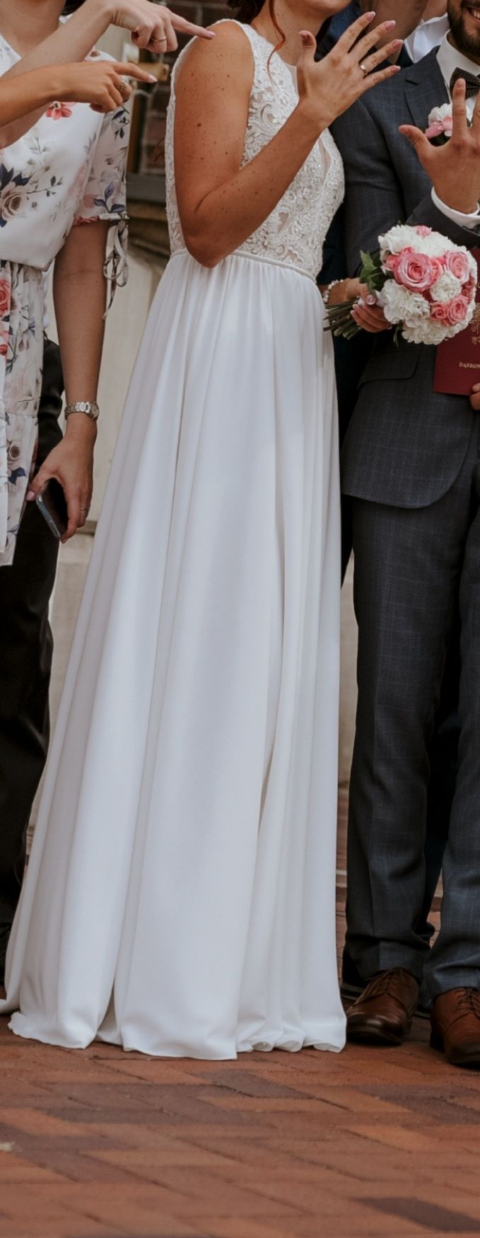 Długa biała suknia ślubna LAVIKA