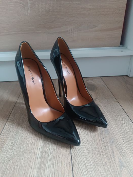 Czarne lakierowane szpilki