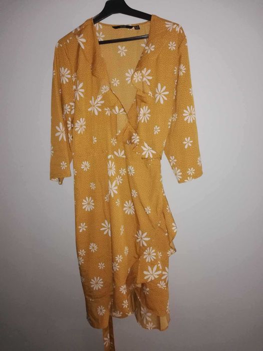 żółta sukienka kwiaty wiązana falbanki