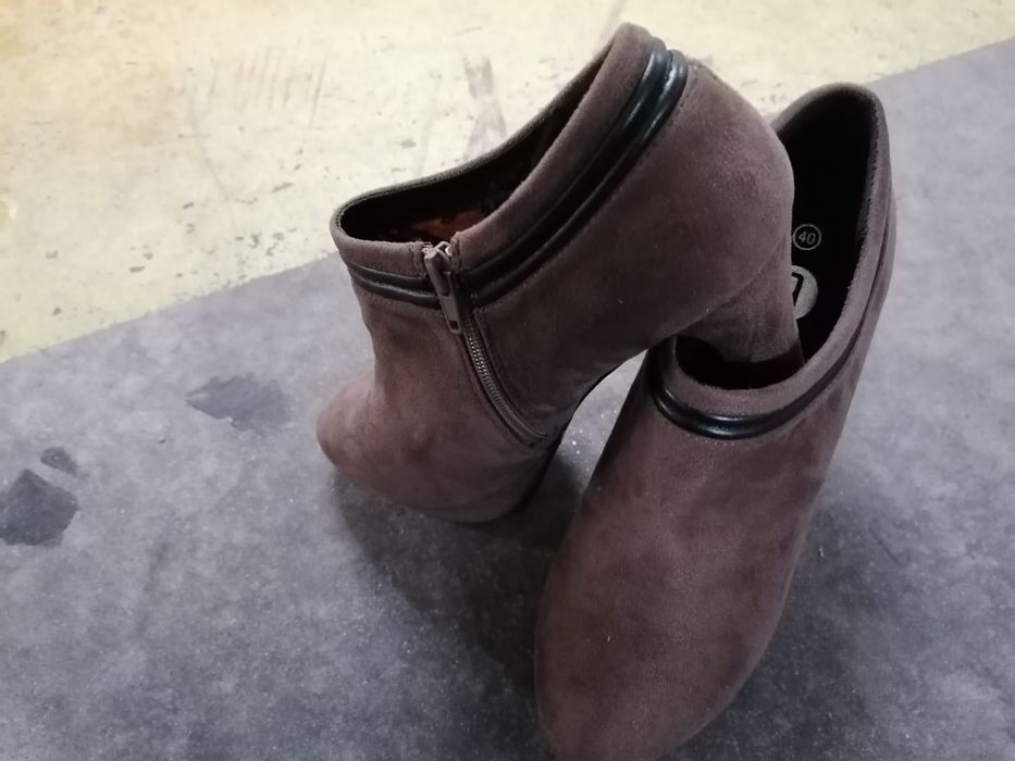 Botins novos castanhos