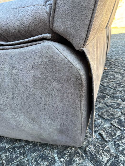 Sofá beje acinzentado de 3 lugares