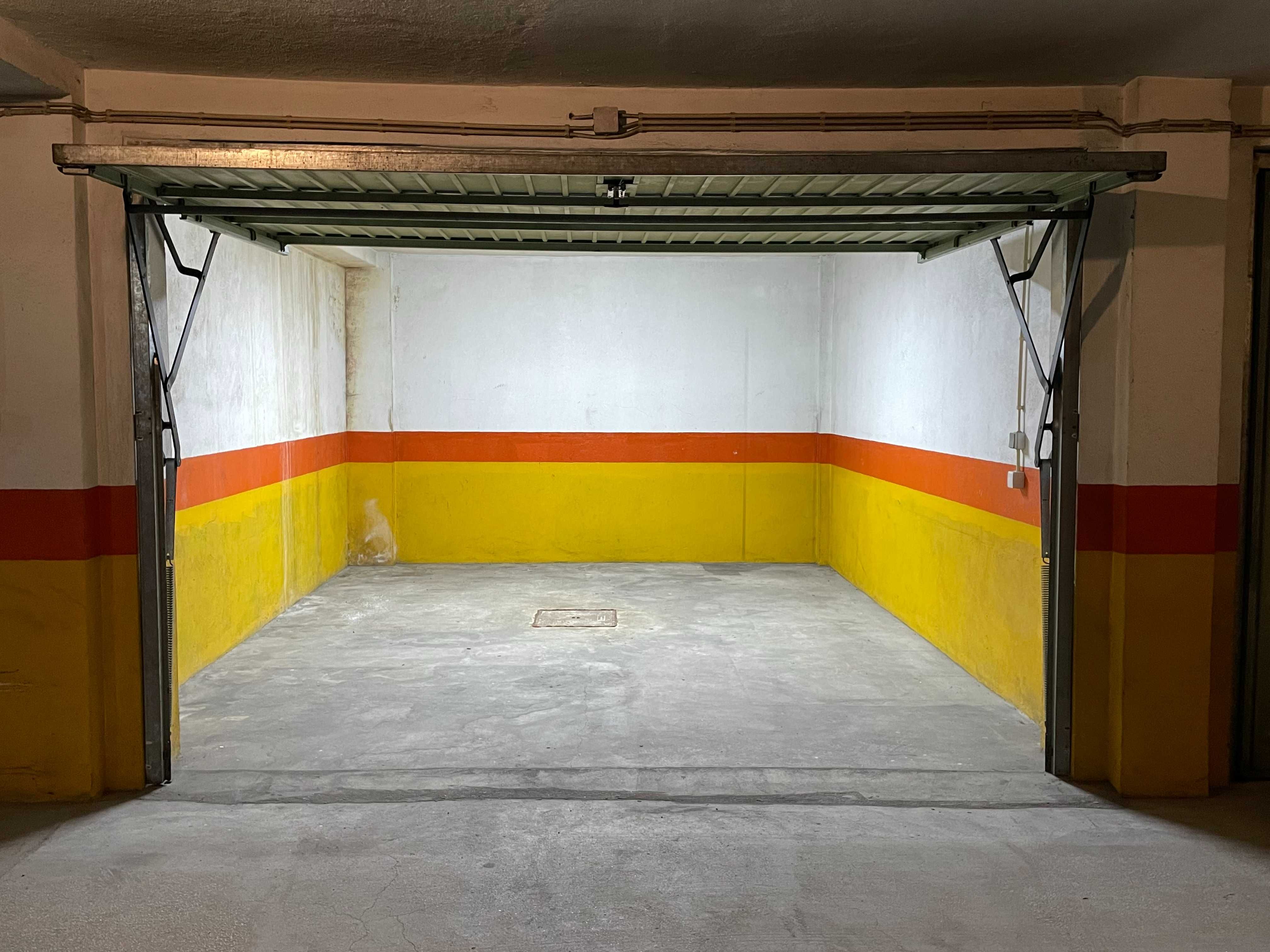 Garagem fechada com 36 metros quadrados