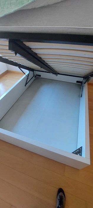 Cama c/arrumação lacado branco BoConcept (casal 140x200)