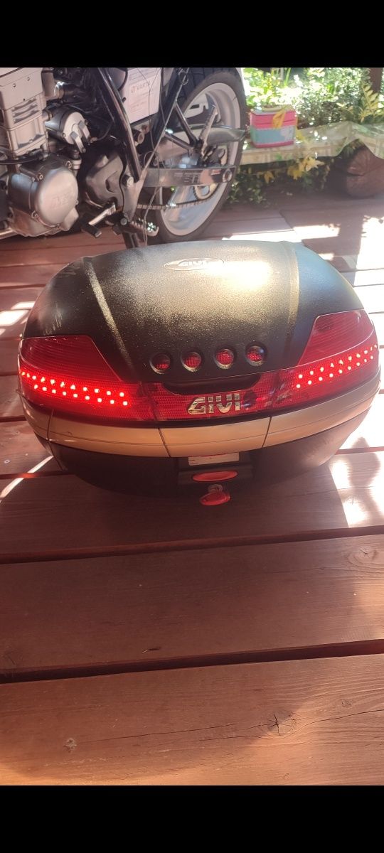 Kufer centralny Givi 46l monokey z podstawą i LED