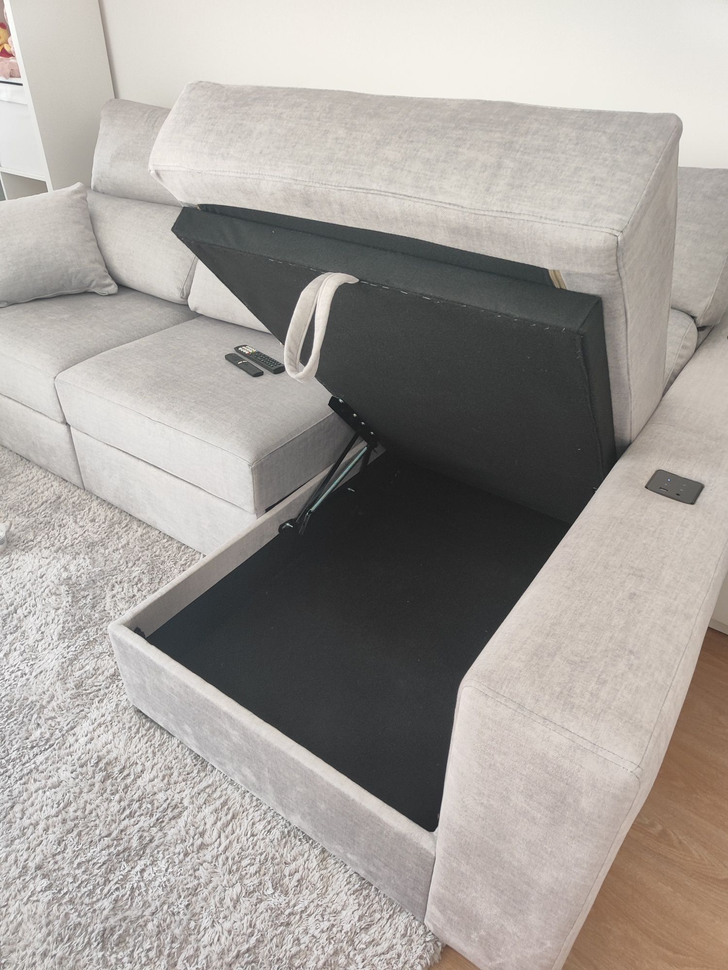 Sofá cama com chaise long + sistema som integrado