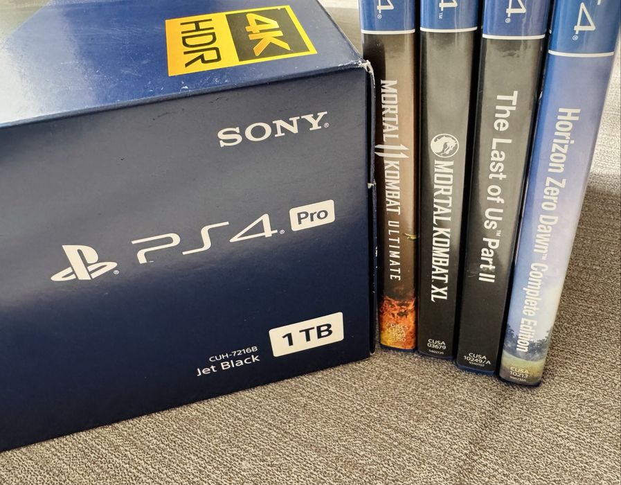 Sony Play Station 4 Pro 1 Tb + два геймпади + три гри PS4 CUH-7216B